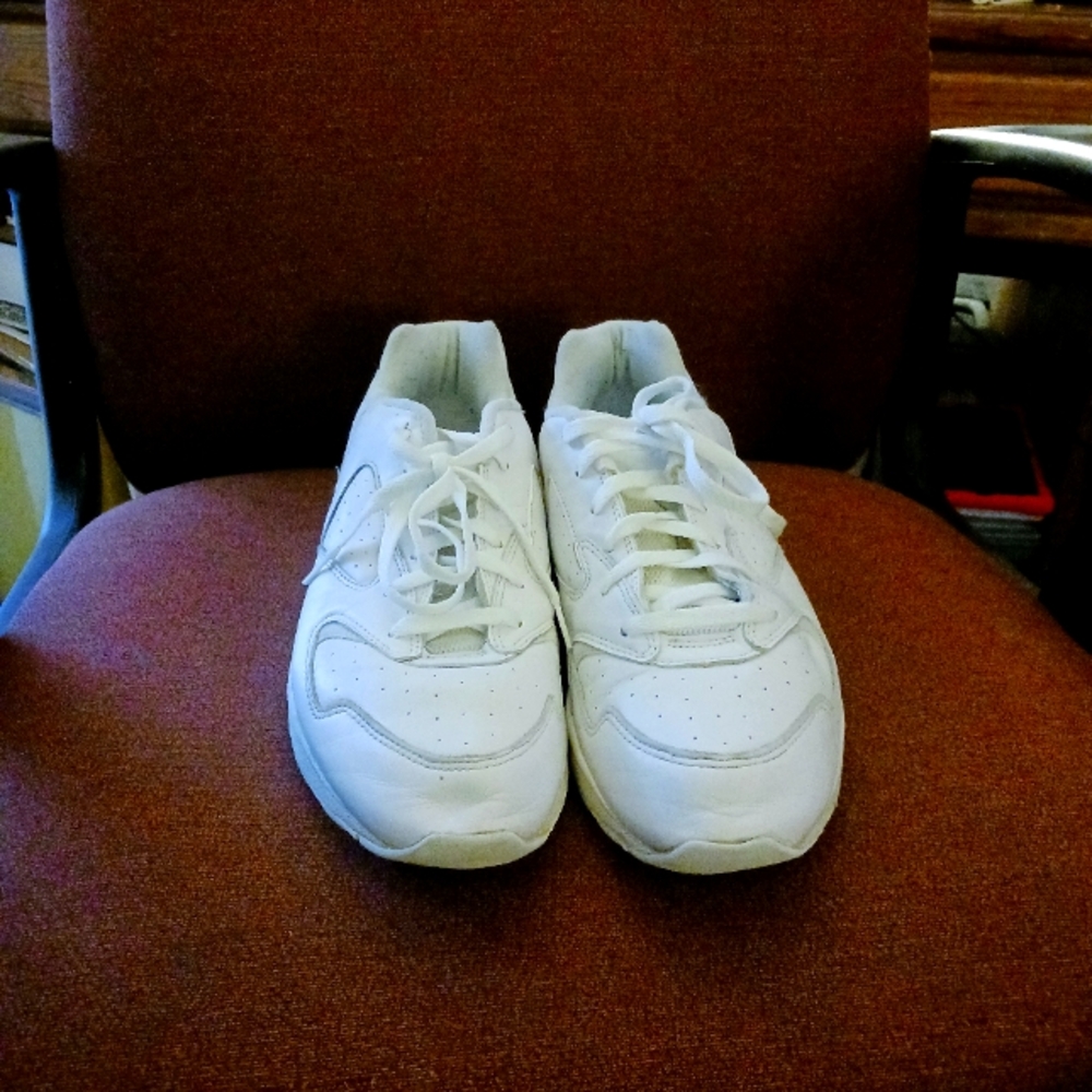 Vintage Nike men's tennis shoe